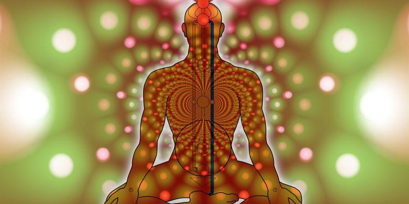 homme en méditation avec couleur des chakras illustrant la formation certifiante en Thérapie Energétique